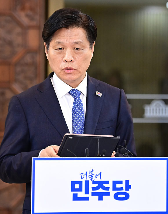 국정기획위원회가 출범한 16일 서울 종로구 정부서울청사 창성동 별관에서 국정기획위 대변인을 맡은 더불어민주당 조승래 의원이 1차 전체회의 관련 브리핑을 하고 있다. 2025.6.16 [사진=연합뉴스]