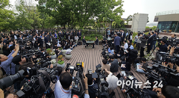 국민의힘 김문수 대선후보와 무소속 한덕수 대선 예비후보가 8일 서울 여의도 국회에서 후보 단일화와 관련해 회동하고 있다. [사진=곽영래 기자]