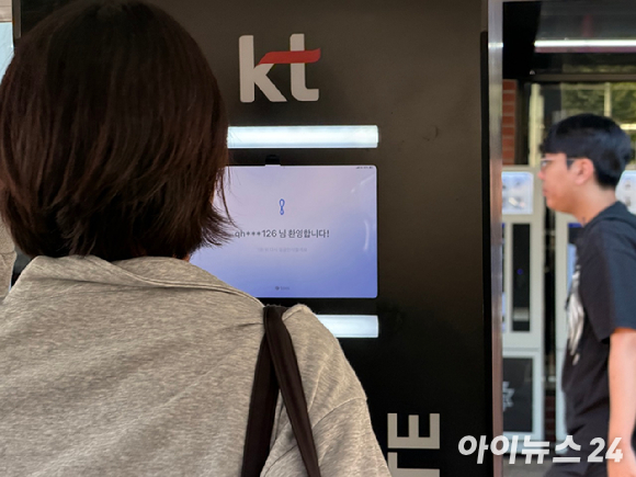 경기도 수원시 'KT위즈파크' 경기자 외부에 비치된 'AI 치어풀' 키오스크에서 관람객이 직접 응원 피켓을 만들고 있다. [사진=최효경 기자]
