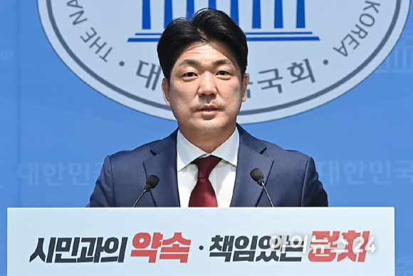 이용 전 국회의원이 6일 서울 여의도 국회 소통관에서 하남갑 국회의원 보궐선거 출마선언 기자회견을 하고 있다. [사진=곽영래 기자]