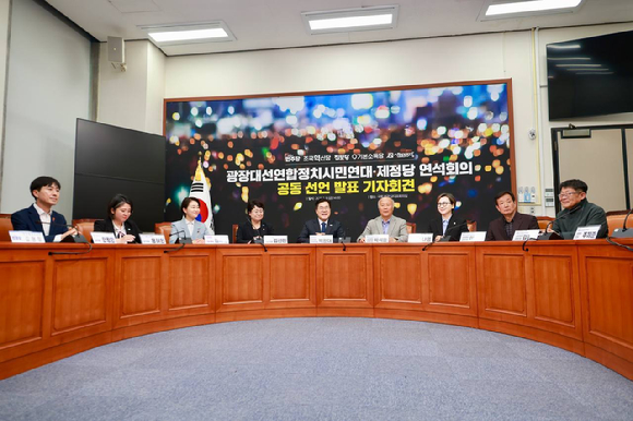 더불어민주당 이재명 대선 후보가 제3차 골목골목 경청투어로 경북지역 방문에 나선 9일 경북 영천시 영천공설시장에서 시장 상인 및 지지자들을 향해 인사하고 있다. 2025.5.9 [사진=연합뉴스]