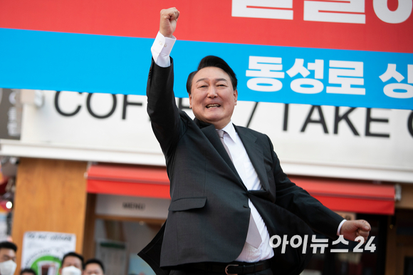 윤석열 대통령 당선인이 12일 오후 대구 동성로를 방문 환영나온 시민들에게 어퍼컷 세레머니를 날리고 있다. [사진=인수위사진기자단]