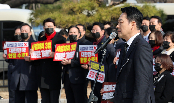  국민의힘 장동혁 대표가 5일 청와대 사랑채 앞에서 열린 현장 의원총회에서 발언하고 있다. 2026.3.5 [사진=연합뉴스]