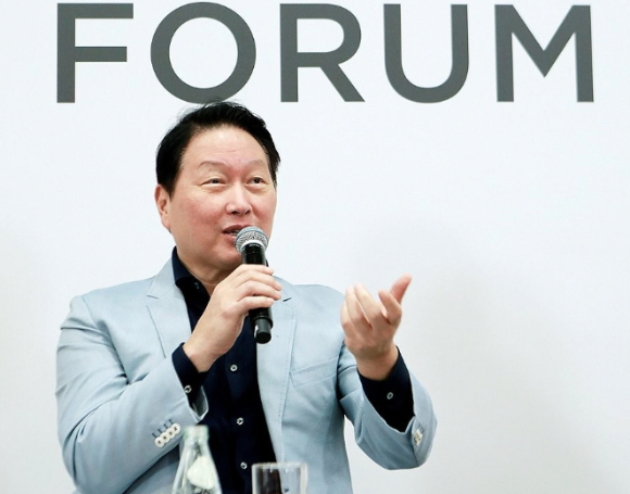 최태원 SK그룹 회장이 지난 20일 서울 SK서린사옥에서 열린 '이천포럼 2025' 폐막 세션에서 참석자들과 질의응답 시간을 갖고 있다. [사진=연합뉴스]
