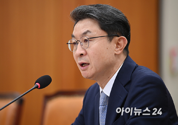 이억원 금융위원장 후보자가 2일 서울 여의도 국회 정무위원회에서 열린 인사청문회에서 질의에 답변하고 있다. [사진=곽영래 기자]