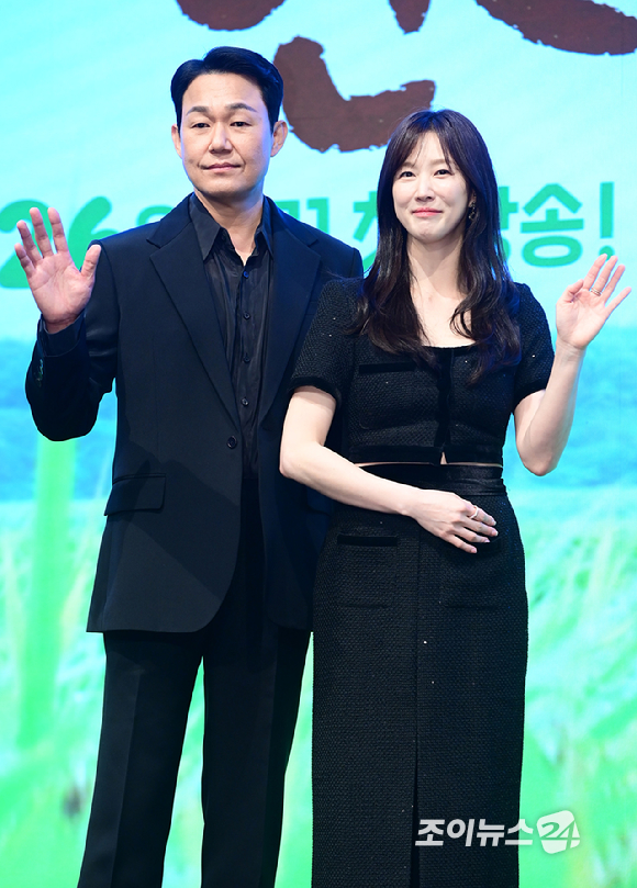 배우 박성웅과 이수경이 25일 서울 구로구 디큐브시티 더세인트에서 진행된 KBS 2TV 미니시리즈 '심우면 연리리' 제작발표회에 참석하고 있다. [사진=정소희 기자]