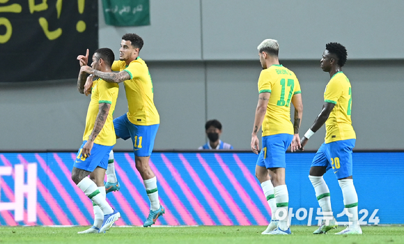 2일 오후 서울월드컵경기장에서 열린 2002 한일월드컵 20주년 기념 대한민국과 브라질의 친선경기가 열렸다. 브라질 가브리엘 제주스가 팀의 다섯 번째 골을 넣은 후 기뻐하고 있다. [사진=김성진 기자]