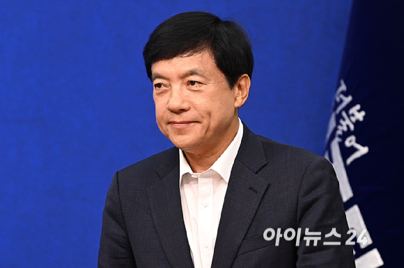 이성윤 더불어민주당 최고위원이 10일 서울 여의도 국회에서 열린 최고위원회의에 참석하고 있다. [사진=곽영래 기자]
