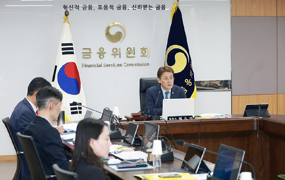 권대영 증권선물위원회 위원장이 27일 오후 서울 종로구 정부서울청사에서 개최한 증권선물위원회 회의 중 모두발언을 통해 향후 증권선물위원회 운영 방향과 당부사항을 밝혔다. [사진=금융위원회]