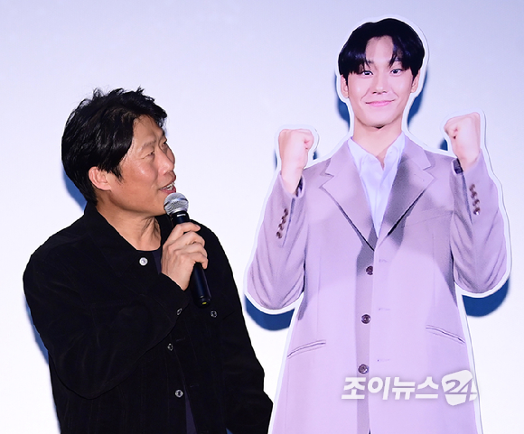 배우 유해진이 23일 오후 서울 롯데시네마 건대입구에서 열린 영화 '파묘'(감독 장재현) 흥행 감사 무대인사를 갖고 있다. 영화의 주역들은 천만 돌파가 예정돼 있는 이번 주말 무대인사를 돌며 흥행의 기쁨을 관객과 나눴다. [사진=정소희 기자]