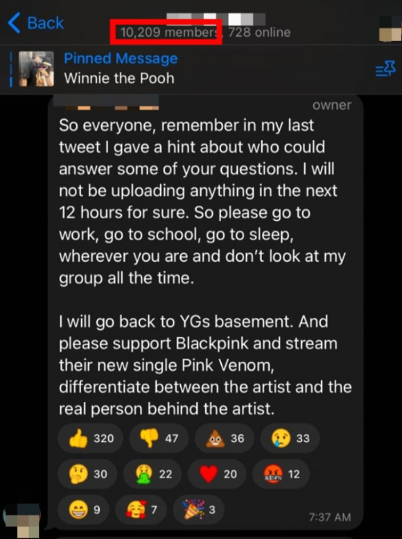 뷔와 제니로 추정되는 남녀가 커플티를 입은 채 밀착 셀카를 찍고 있다. [사진=온라인 커뮤니티]