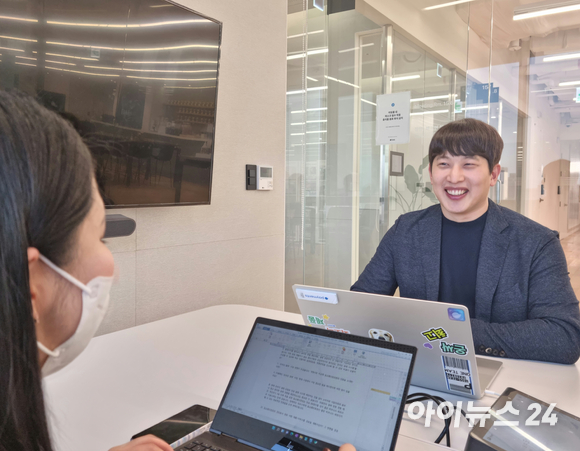 김강학 토스페이먼츠 TPO가 4일 서울 강남구 소재 토스페이먼츠 본사에서 진행된 아이뉴스24와의 인터뷰에서 질문에 답하고 있다. [사진=이재용 기자]