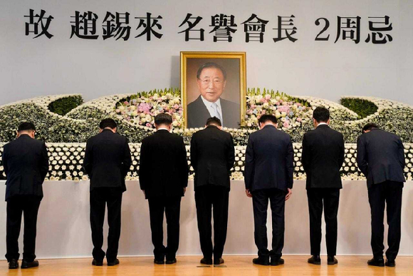 27일 서울 마포구 효성 마포본사에서 열린 고 조석래 효성 명예회장 2주기 추모식에서 효성 임직원들이 헌화 후 묵념을 하고 있다. [사진=효성]