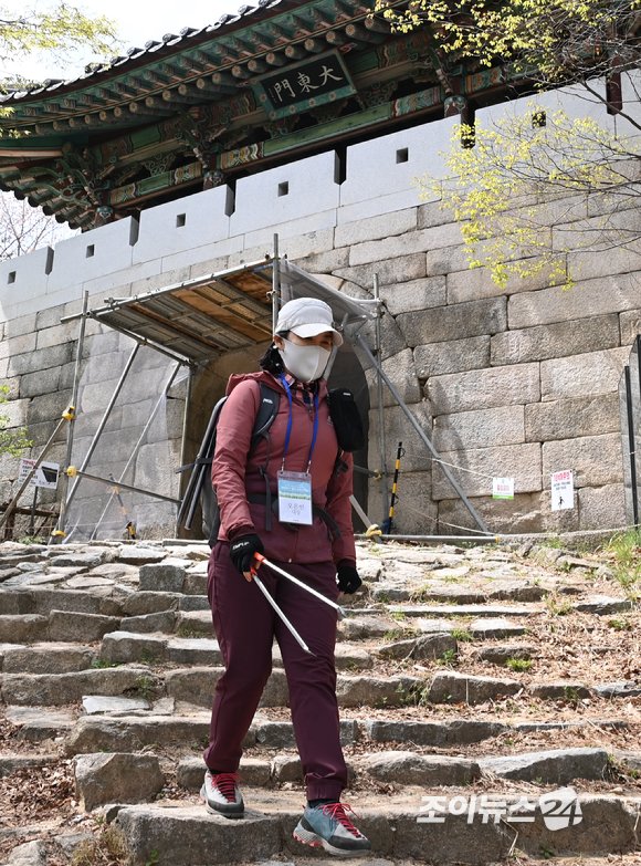 고품격 엔터테인먼트 경제지 조이뉴스24(대표 이창호)가 개최하는 '산악인 오은선과 함께 하는 제5회 희망찾기 등산·트레킹 교실(이하 트레킹교실)'이 23일 서울 강북구 우이동 만남의 광장에서 열렸다. 오은선 대장이 집게를 들고 쓰레기를 줍고 있다. [사진=김성진 기자]