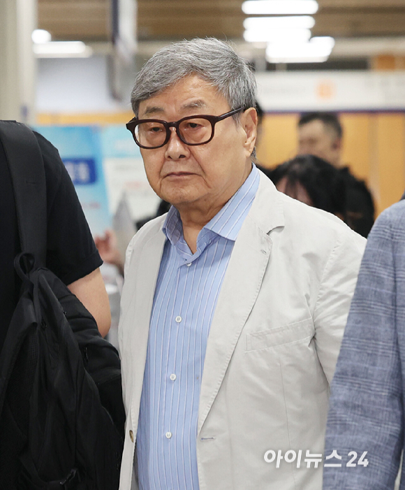 김준기 DB그룹 창업회장이 4일 서울 서초구 서울중앙지방법원에서 열린 '독점규제및공정거래에관한법률위반 혐의' 1차 공판에 출석하고 있다. [사진=곽영래 기자]