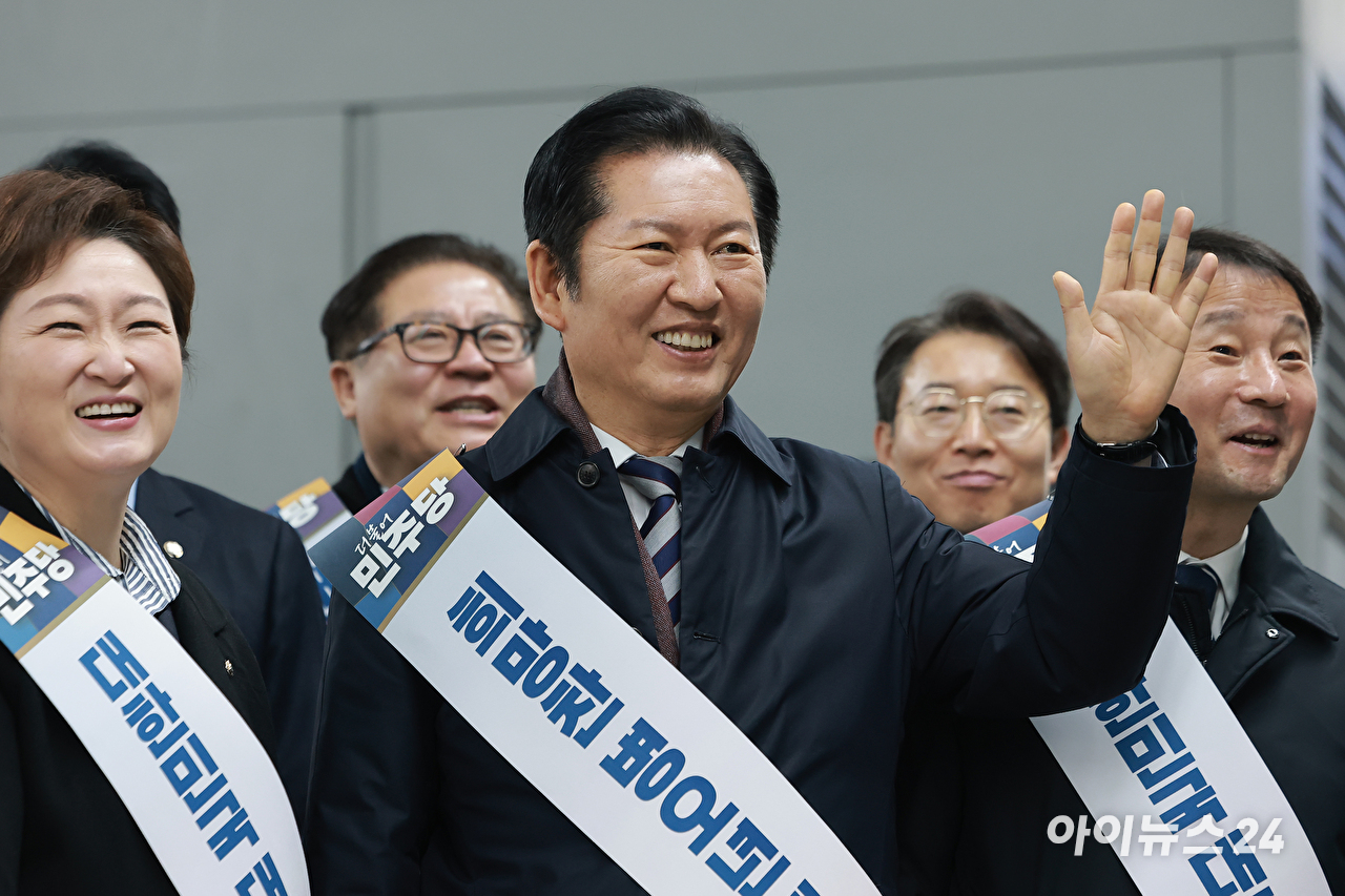 더불어민주당 정청래 대표와 한병도 원내대표를 비롯한 지도부가 13일 서울 용산역에서 귀성 인사를 하고 있다. [사진=곽영래 기자]