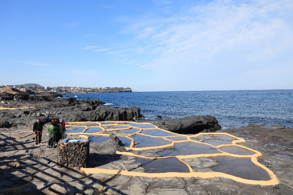 제주시 애월읍 구엄리 돌염전을 찾은 관광객이 바다 정취를 즐기고 있다. [사진=연합뉴스]