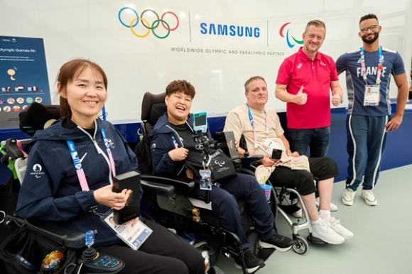 (왼쪽부터) 강선희, 정소영(대한민국, 보치아), 커트 부스크 (덴마크, 휠체어 럭비) 선수, 앤드류 파슨스 IPC 위원장, 조르당 루스(프랑스, 휠체어 농구) 선수가 2024 파리 올림픽·패럴림픽 선수촌에 마련된'삼성 올림픽 체험관'에서 기념 촬영을 하고 있다. [사진=삼성전자]