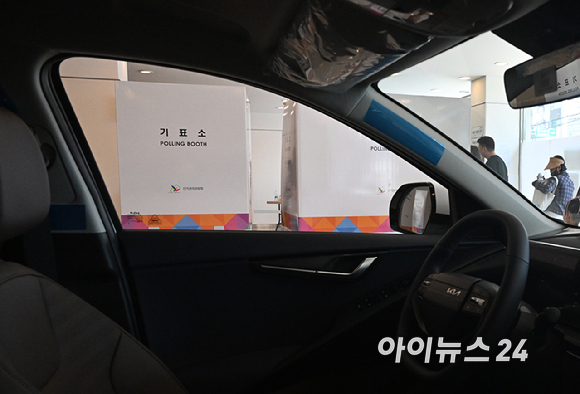 제9회 전국동시지방선거 및 국회의원 재&middot;보궐 선거가 시작된 3일 서울 광진구 기아자동차 대공원대리점에 마련된 투표소에서 시민들이 투표를 하고 있다. [사진=곽영래 기자]