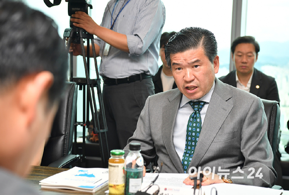 제임스 김 주한미국상공회의소 회장이 4일 오후 서울 여의도 주한미국상공회의소에서 열린 국민의힘-주한미국상공회의소(AMCHAM) 간담회에서 발언을 하고 있다. [사진=곽영래 기자]