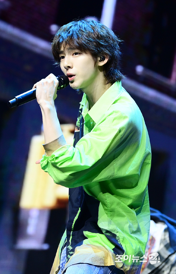 그룹 코르티스 주훈이 18일 오후 서울 용산구 블루스퀘어에서 열린 코르티스(CORTIS) 데뷔 쇼케이스 '컬러 아웃사이드 더 라인스'(COLOR OUTSIDE THE LINES)에서 멋진 무대를 선보이고 있다. [사진=정소희 기자]