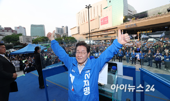 이재명 더불어민주당 대선 후보가 28일 오후 서울 성동구 왕십리역 광장에서 유세하고 있다. [사진=곽영래 기자]