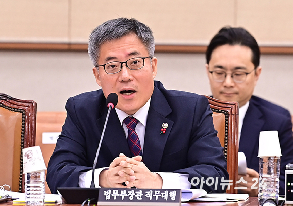 김석우 법무부 장관 권한대행 겸 차관이 13일 오전 서울 여의도 국회에서 윤석열 정부의 내란-외환 행위의 진상규명을 위한 특별검사 임명 등에 관한 법률안을 안건으로 열린 법제사법위원회 제4차 전체회의에서 질의에 답하고 있다. [사진=곽영래 기자]