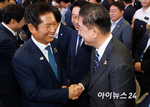 정청래 더불어민주당 신임 대표가 2일 오후 경기 고양시 킨텍스에서 열린 제2차 임시전국당원대회에서 김병기 원내대표와 악수하고 있다. [사진=곽영래 기자]