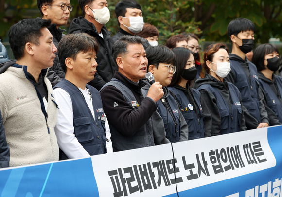 신환섭 전국화학섬유식품산업노조 위원장이 3일 오후 서울 서초구 SPC본사 앞에서 열린 파리바게뜨 노사 합의에 따른 공동행동 입장발표 기자회견에서 발언하고 있다. [사진=뉴시스]