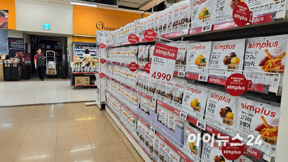 22일 서울의 한 홈플러스 매장에 자체 브랜드(PB) '심플러스' 과자가 행사 매대에 놓여있다. 매장 곳곳에는 PB 상품을 어렵지 않게 찾아볼 수 있다. [사진=진광찬 기자]