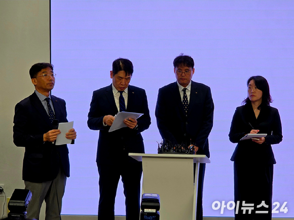 서창석 KT 네트워크부문장이 17일 서울 광화문 KT 웨스트 사옥에서 소액결제 추가 피해 관련 전수조사 결과를 발표하고 있다. [사진=안세준 기자]