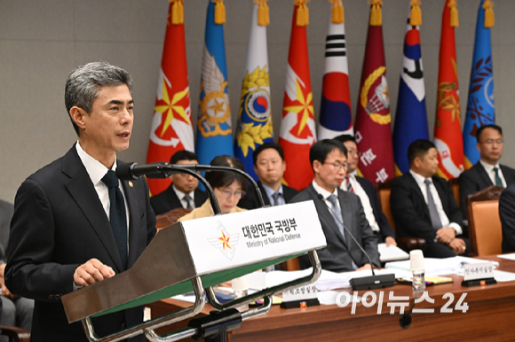 강신철 국방부 장관이 7일 서울 용산구 국방부에서 열린 국회 국방위원회의 국방부에 대한 국정감사에서 업무보고를 하고 있다. [사진=국회사진기자단 ]