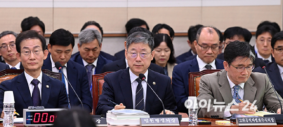 노경필 법원행정처장이 26일 국회 법제사법위원회에서 열린 법무부, 고위공직자범죄수사처, 대법원(법원행정처) 등에 대한 종합감사에서 질의에 답하고 있다. [사진=곽영래 기자]