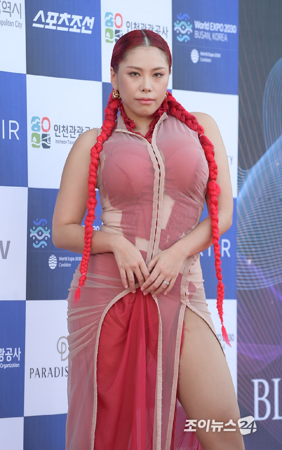 댄서 가비가 19일 인천 파라다이스시티에서 열린 제2회 청룡시리즈어워즈 레드카펫 행사에 참석하고 있다. [사진=정소희 기자]