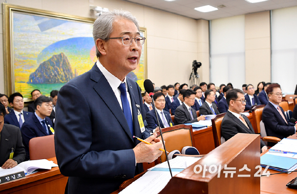 임종룡 우리금융그룹 회장이 10일 오후 서울 여의도 국회 정무위원회에서 열린 금융위원회·한국산업은행·중소기업은행에 대한 국정감사에서 의원 질의에 답변하고 있다. [사진=곽영래 기자]