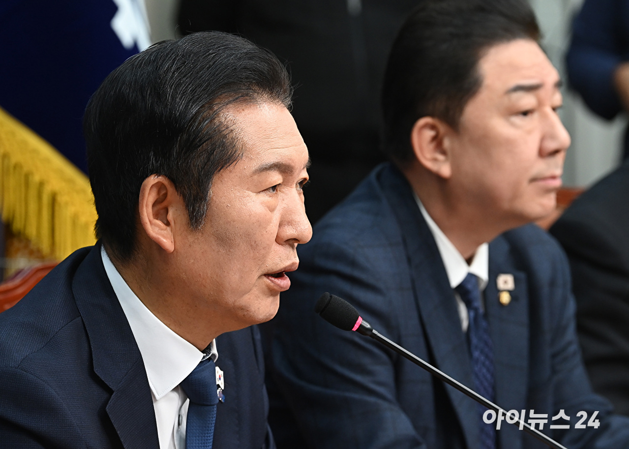 정청래 더불어민주당 신임 대표가 2일 오후 경기 고양시 킨텍스에서 열린 제2차 임시전국당원대회에서 수락연설을 위해 단상으로 향하고 있다. [사진=곽영래 기자]