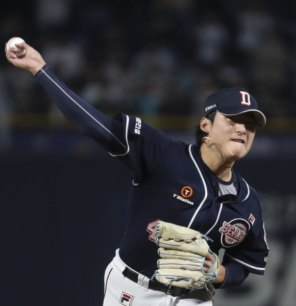 19일 창원 NC파크에서열린 2023 KBO 포스트시즌 와일드카드 결정 1차전 두산 베어스와 NC 다이노스전이 열렸다. 1회말 두산 선발투수 곽빈이 역투하고 있다. 그러나 곽빈은 4회말 2사 상황에서 만루포와 솔로 홈런을 연달아 허용하고 강판됐다. [사진=뉴시스]