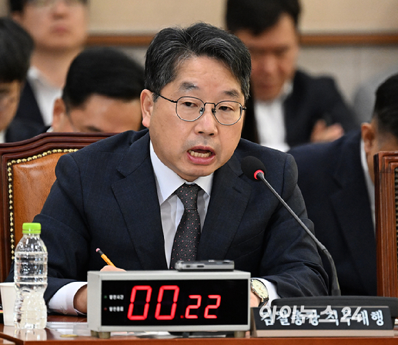 노만석 검찰총장 직무대행이 27일 국회 법제사법위원회에서 열린 대검찰청에 대한 국정감사에서 의원 질의에 답하고 있다. [사진=곽영래 기자]