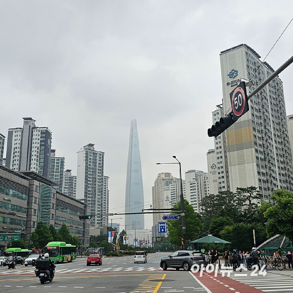 27일 정부가 발표한 '가계부채 관리 방안' 발표 직후 기자가 찾아간 서울 강남구 대치동 아파트 전경. 2025.06.27 [사진=이효정 기자 ]