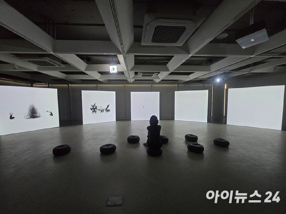 LG유플러스가 강남역 인근에 새롭게 문을 연 U+일상비일상의틈 1층 모습. [사진=안세준 기자]