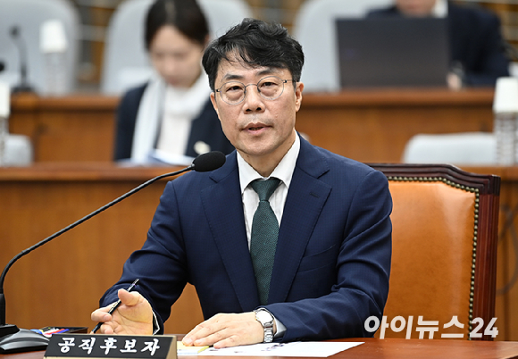 김성수 대법관 후보자가 14일 서울 여의도 국회에서 열린 제439회 국회(정기회) 대법관(김성수) 임명동의에 관한 인사청문특별위원회에서 의원질의에 답변하고 있다. [사진=곽영래 기자]