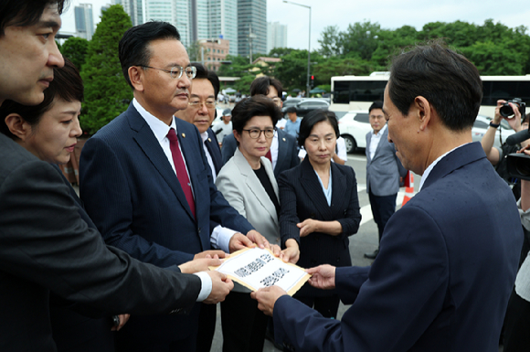 국민의힘 유상범 원내운영수석부대표와 김은혜 원내정책수석부대표가 4일 용산 대통령실 정문에서 우상호 정무수석에게 더불어민주당 대통령실 특수활동비 증액 추진 관련 항의서한을 전달하고 있다. [사진=연합뉴스]