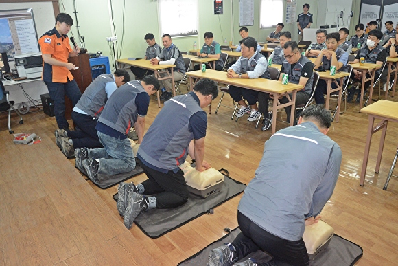 부산롯데타워 공사 현장 임직원들이 지난 11일 부산 중부 소방서와 심폐소생술 교육을 실시하고 있다. [사진=롯데쇼핑]