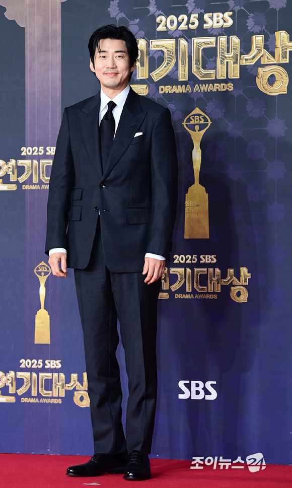'트라이' 배우 윤계상이 31일 오후 서울 마포구 상암동 SBS 프리즘타워에서 열린&nbsp;2025 SBS 연기대상&nbsp;레드카펫 행사에 참석하고 있다. [사진=정소희 기자]