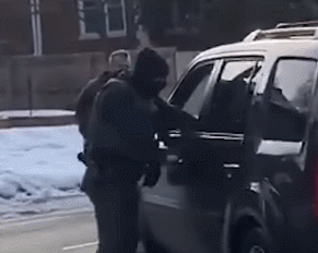 도로 한 가운데에 멈춰 서 있는 SUV에 요원들이 다가가 차문 손잡이를 잡고 열려고 시도한 순간 차량이 움직이기 시작하자 바로 앞에 있던 ICE 요원이 총을 꺼내 차 안으로 최소 두 발을 발사했다. [사진=X @AyannaPressley]