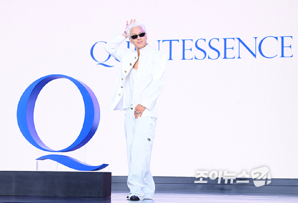 가수 태양이 18일 오후 서울 마포구 상암동 큐브컨벤션센터에서 열린 TAEYANG 정규 4집 'QUINTESSENCE'(퀸테센스) 음감회에 참석해 포토타임을 갖고 있다. [사진=정소희 기자]