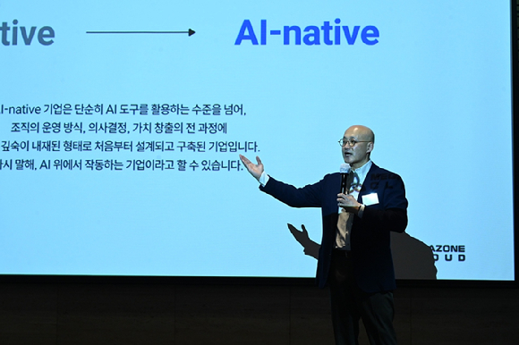 염동훈 메가존클라우드 대표가 18일 오전 서울 여의도 FKI타워 컨퍼런스센터에서 열린 한국경제인협회 경영자 조찬강연을 진행하고 있다. [사진=메가존클라우드]