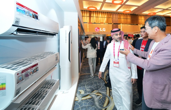 지난 24일(현지시간) UAE 아부다비에서 열린 'LG 쇼케이스 2024'에서  현지 거래선과 만나 LG전자의 에어 솔루션을 소개하고 있다. [사진=LG전자]