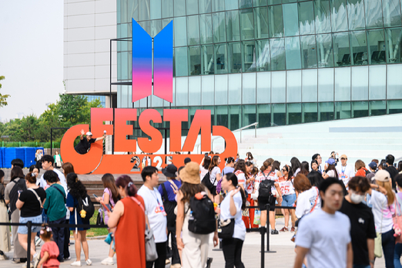 방탄소년단(BTS)과 아미(ARMY, 팬덤명)의 특별한 축제 'BTS FESTA'가 13일 경기도 고양시 킨텍스에서 진행되고 있다. [사진=문수지 기자]