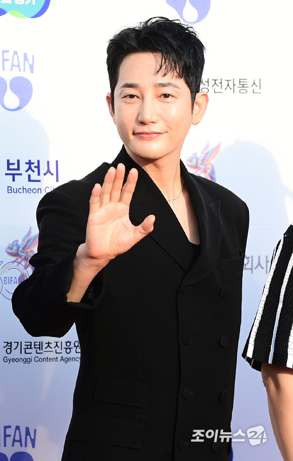 배우 박시후가 2일 경기도 부천시 원미구 부천시청 잔디광장에서 진행된 제30회 부천국제판타스틱영화제(BIFAN) 레드카펫 행사에 참석하고 있다. [사진=정소희 기자]